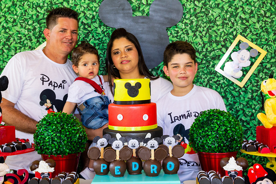 aniversariante em frente ao bolo