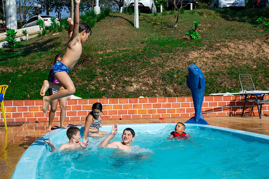crianças brincando na piscina