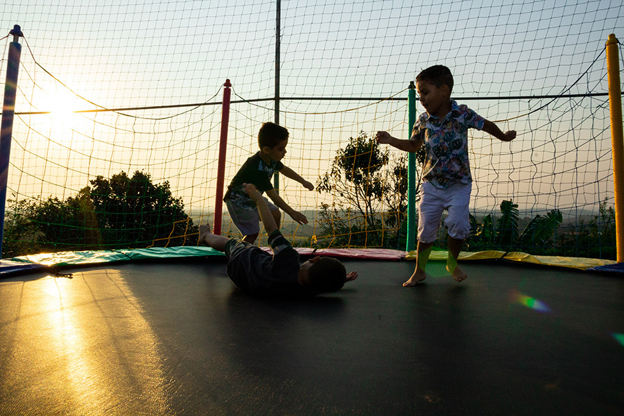 crianças brincando pula pula no por do sol