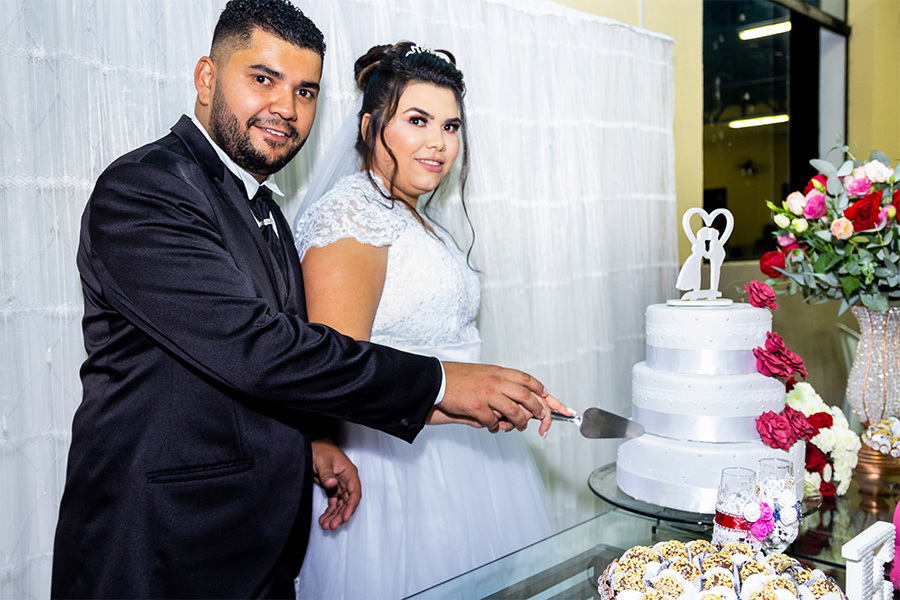 noivos cortando o bolo