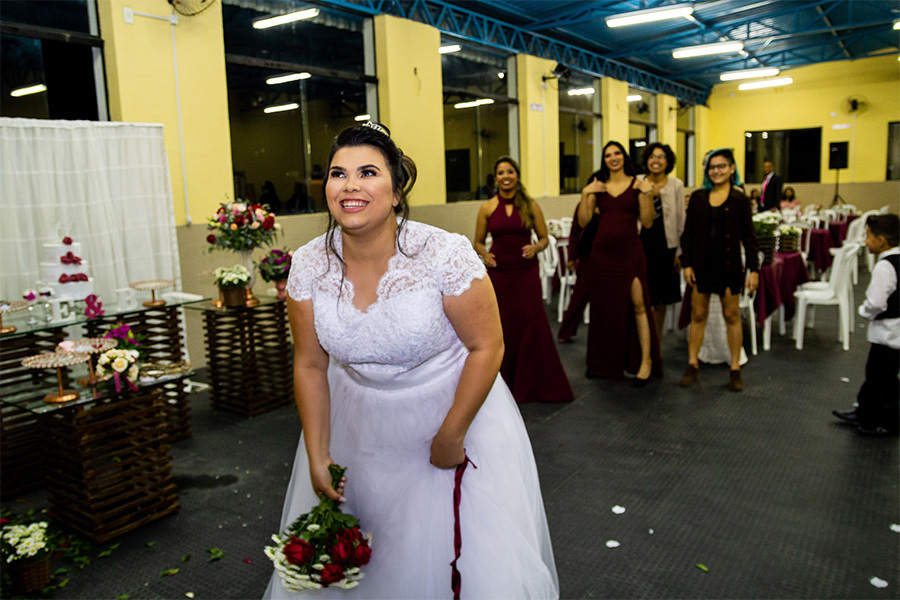 noiva jogando o buque