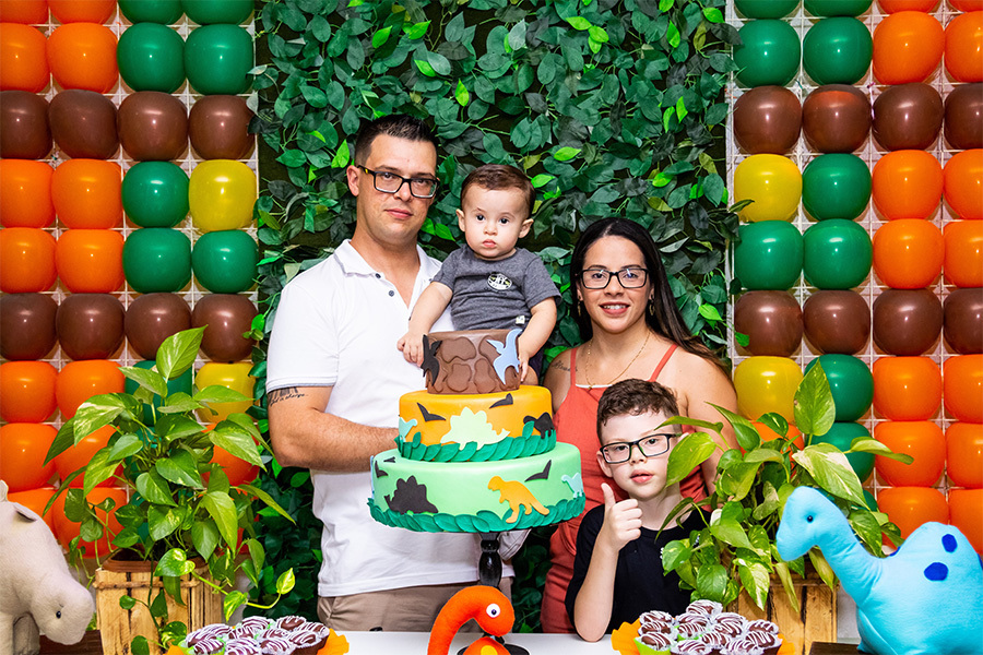 Família em frente ao bolo
