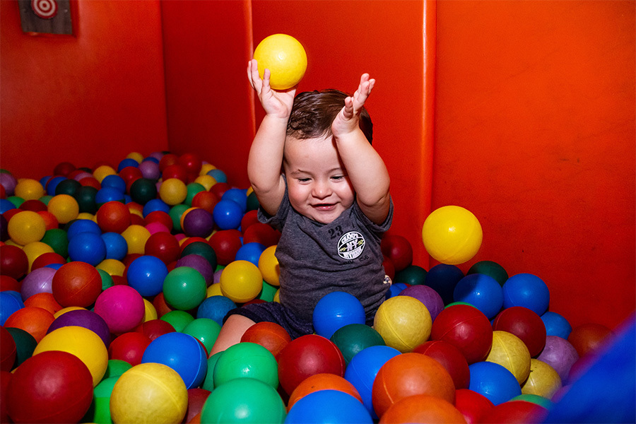 criança na piscina de bolinha