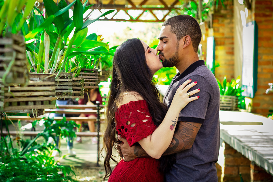 Casal se beijando no jardim botânico