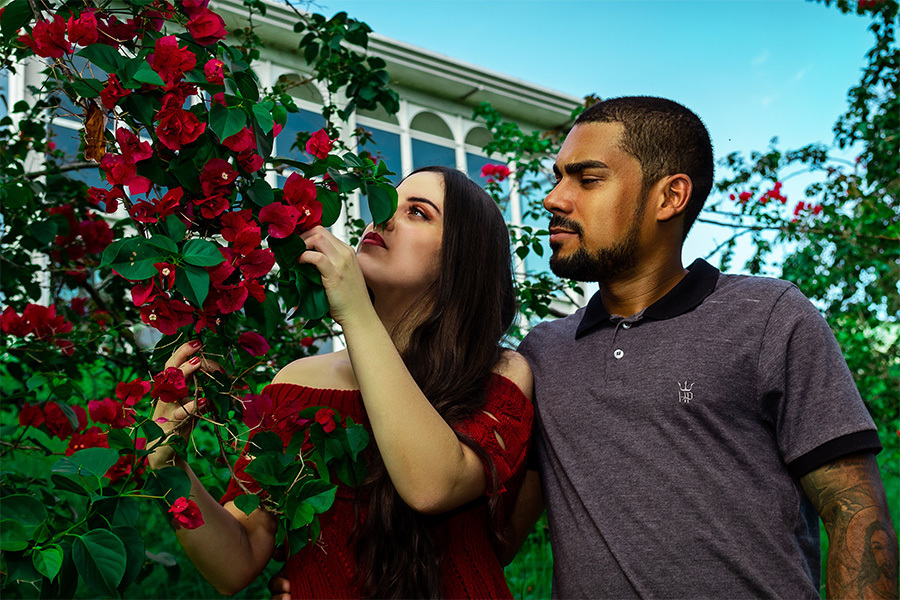 Casal olhando flores