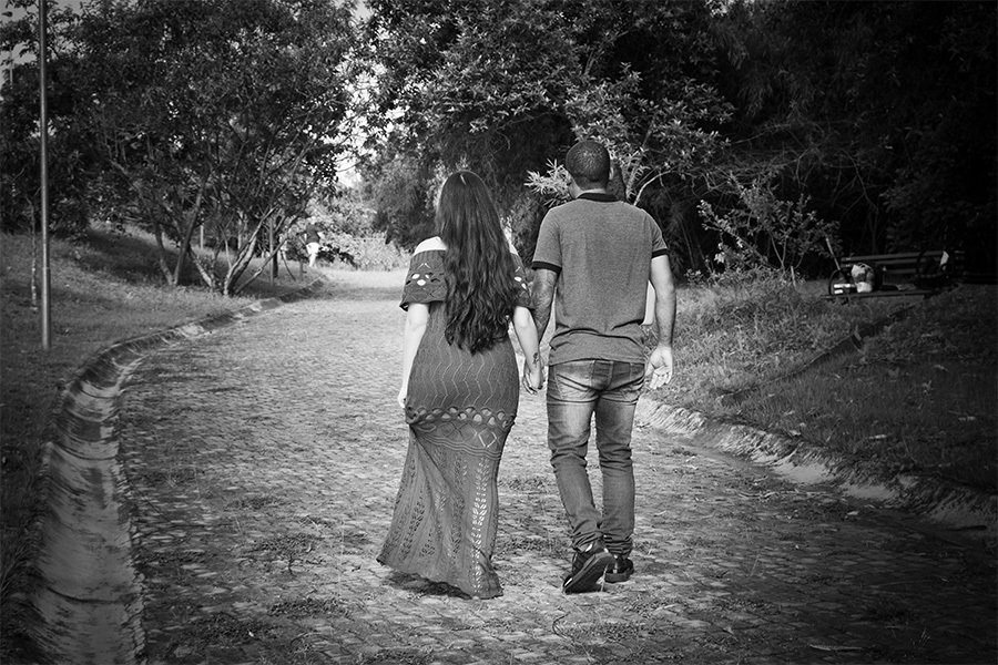 Casal andando no jardim botânico