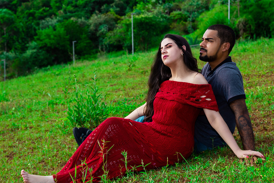 Casal sentado na grama