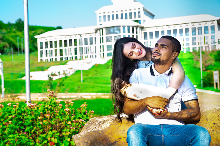 Close de abraço de casal