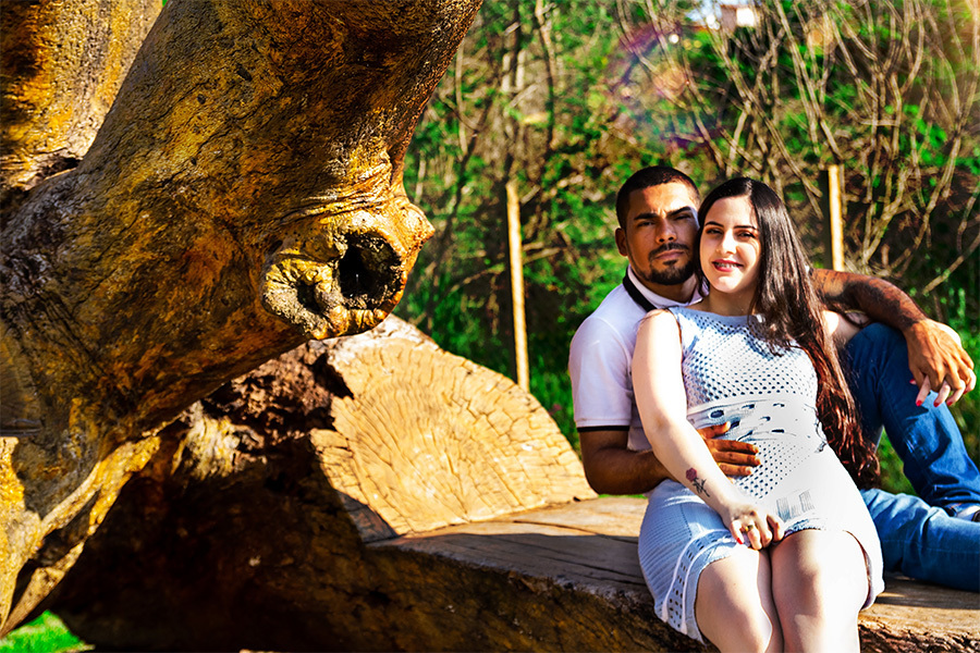 Casal no jardim botânico