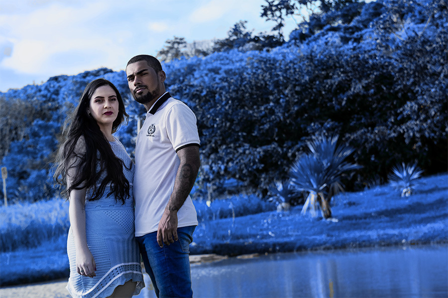 Casal no meio de vegetação azul