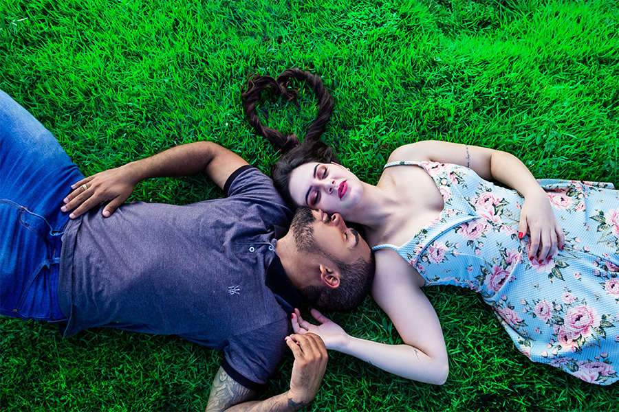Casal deitado na grama