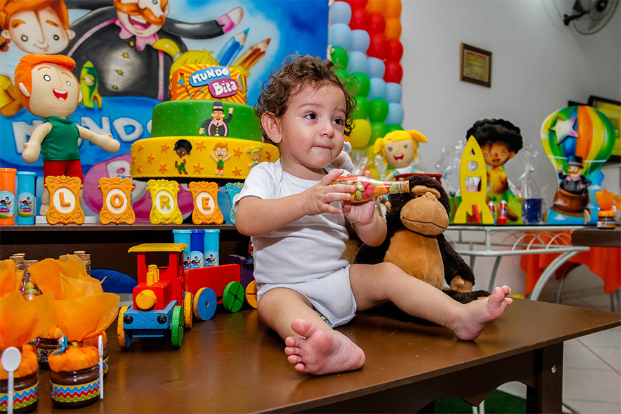 Aniversariante com os doces da decoração
