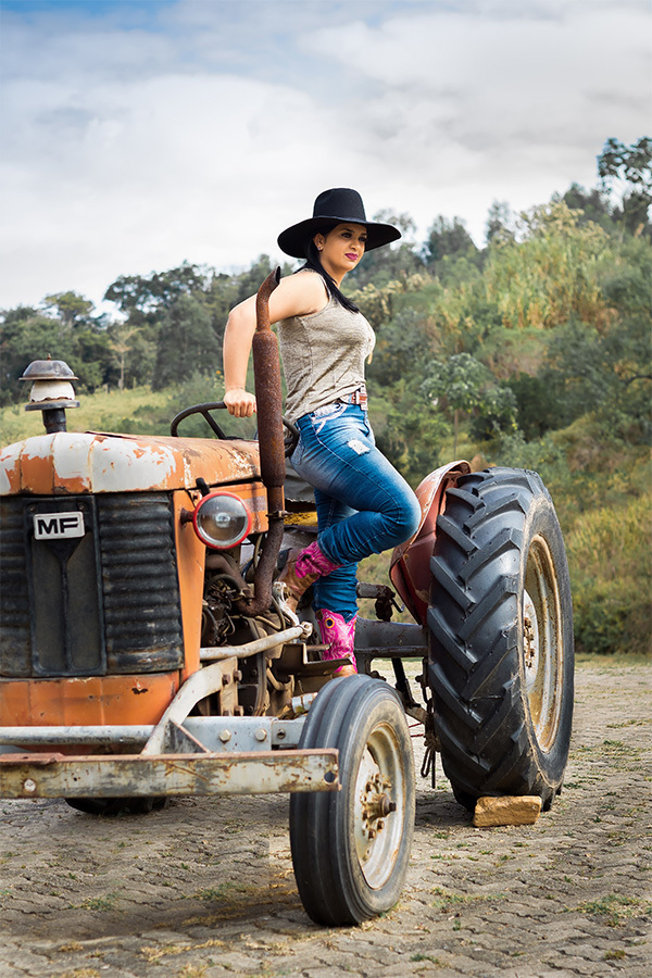 Foto posada em um trator