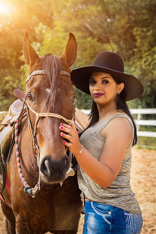 Foto posada com o cavalo