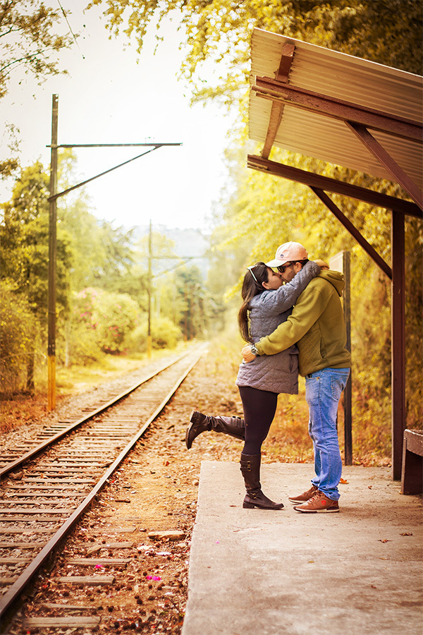 Casal se beijando na estação de trem