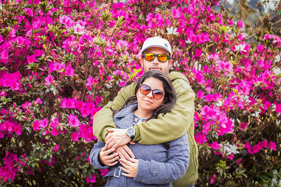 Casal com fundo florido