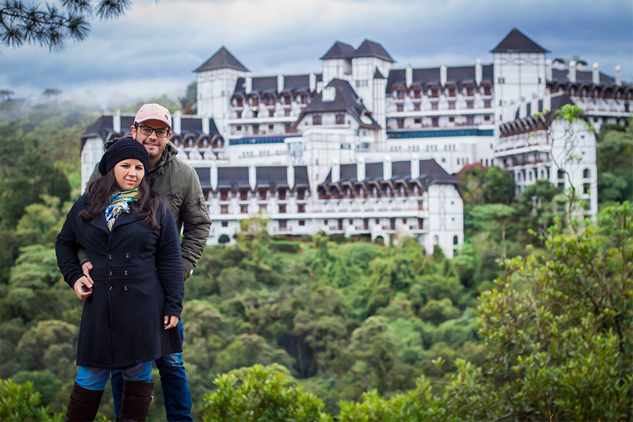 Casal com castelo ao fundo