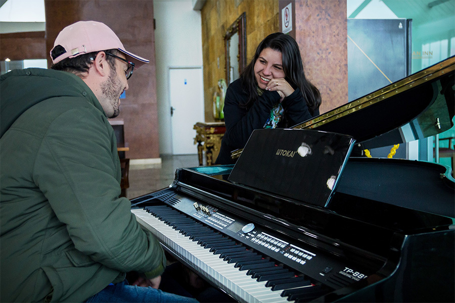 Casal no piano
