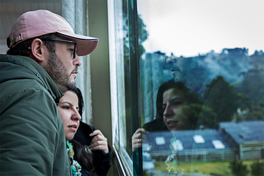 Casal olhando pela janela