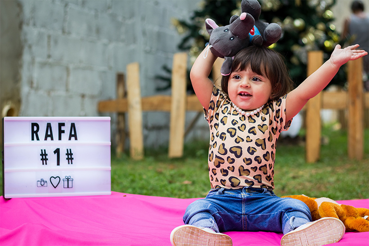 Criança com pelúcia em ensaio
