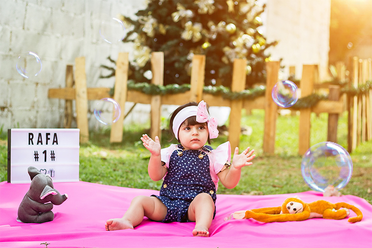 criança com bolhas de sabão