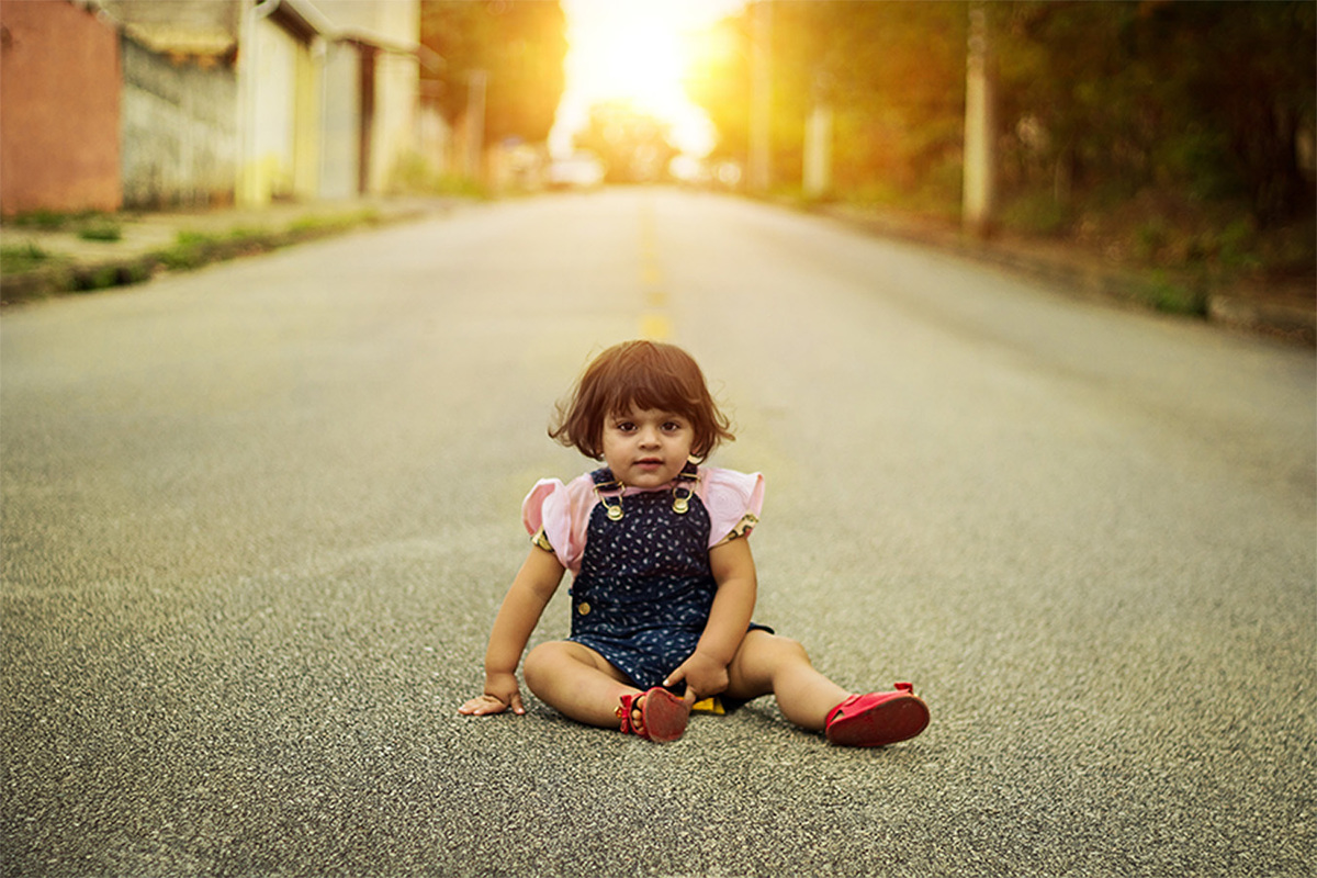 criança no por do sol