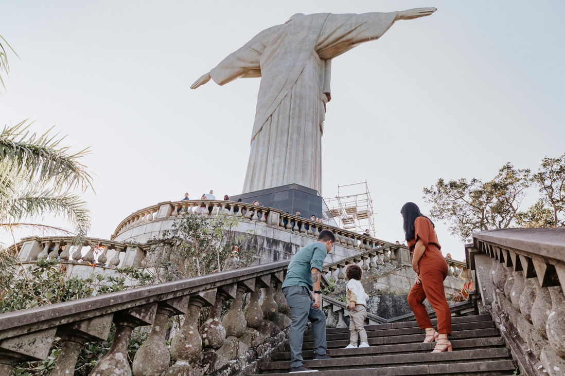 familia na escadaria do cristo redentor