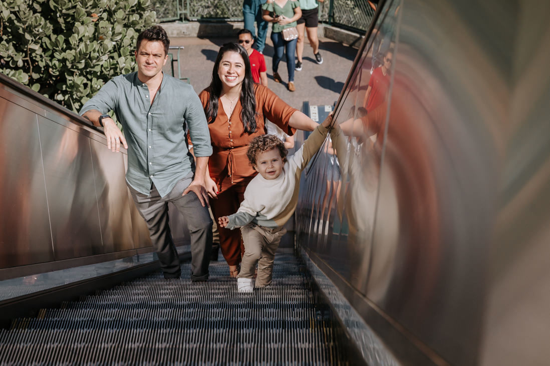 familia sobe escada rolante do cristo redentor para batizado