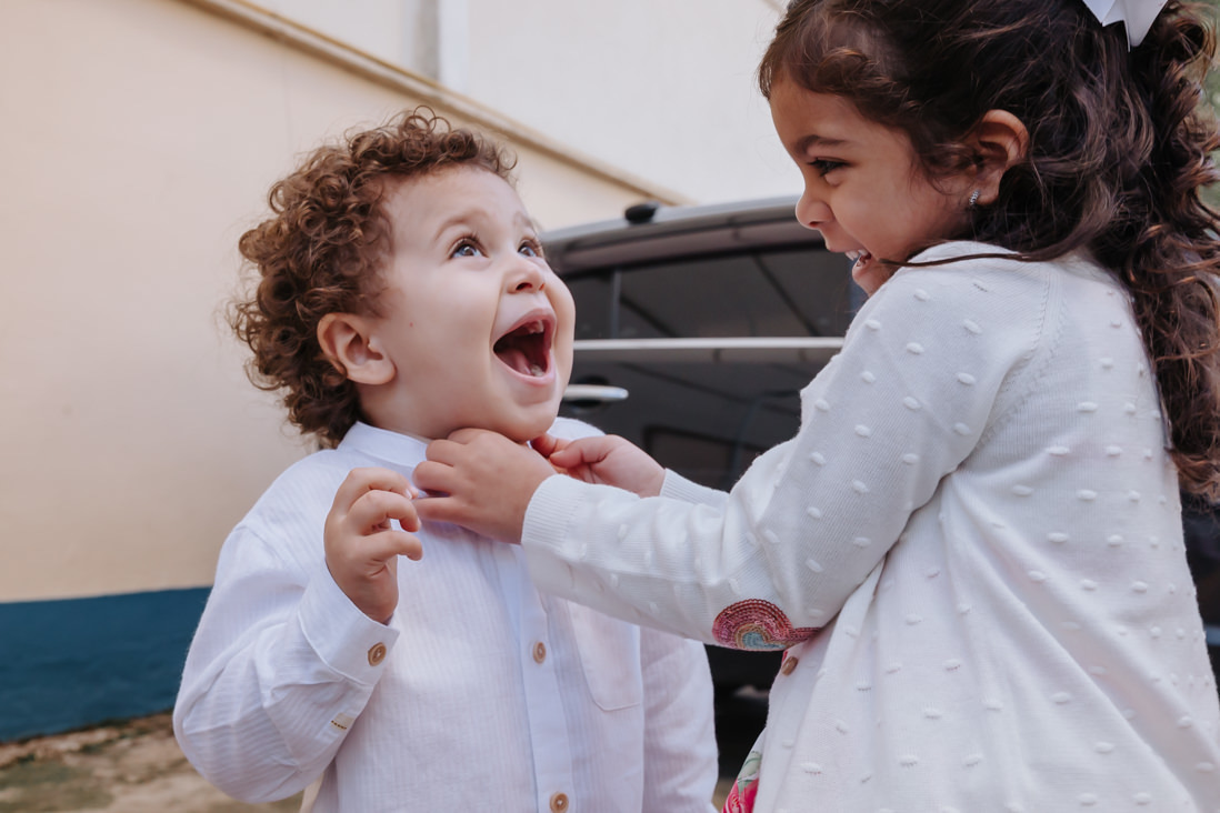 prima faz cocegas no pescoco do primo de 3 anos que gargalha