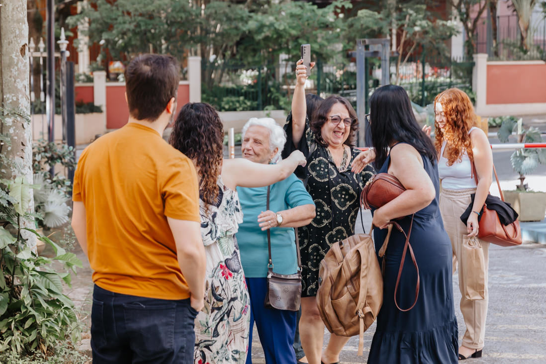 familia se cumprimeitando na chegada do batizado