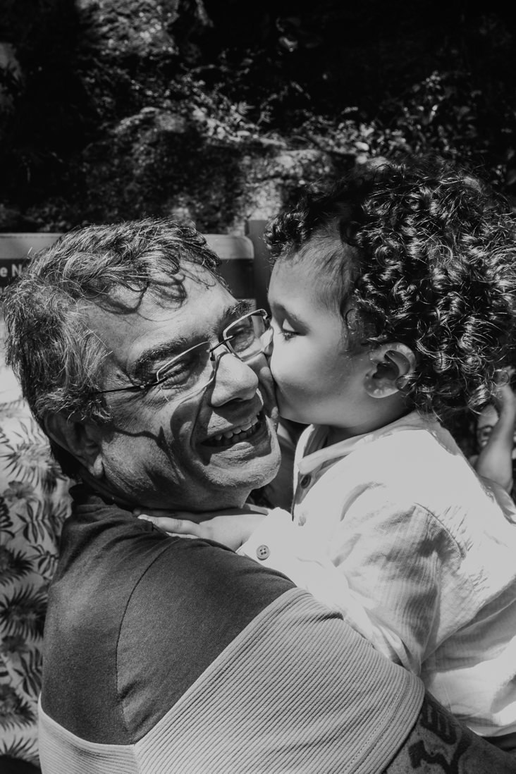 neto beija rosto de avo