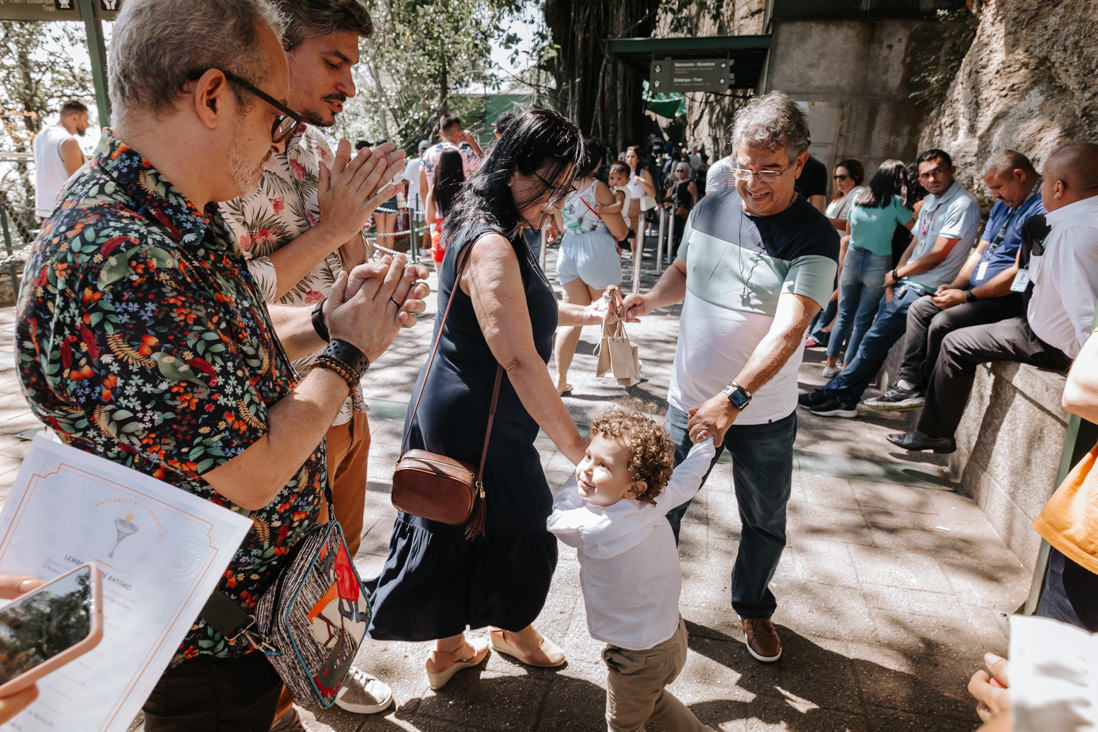 avos dança,m com neto no cristoiredentor
