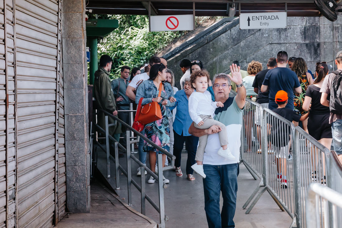 avo com neto no colo da tchau pra camera