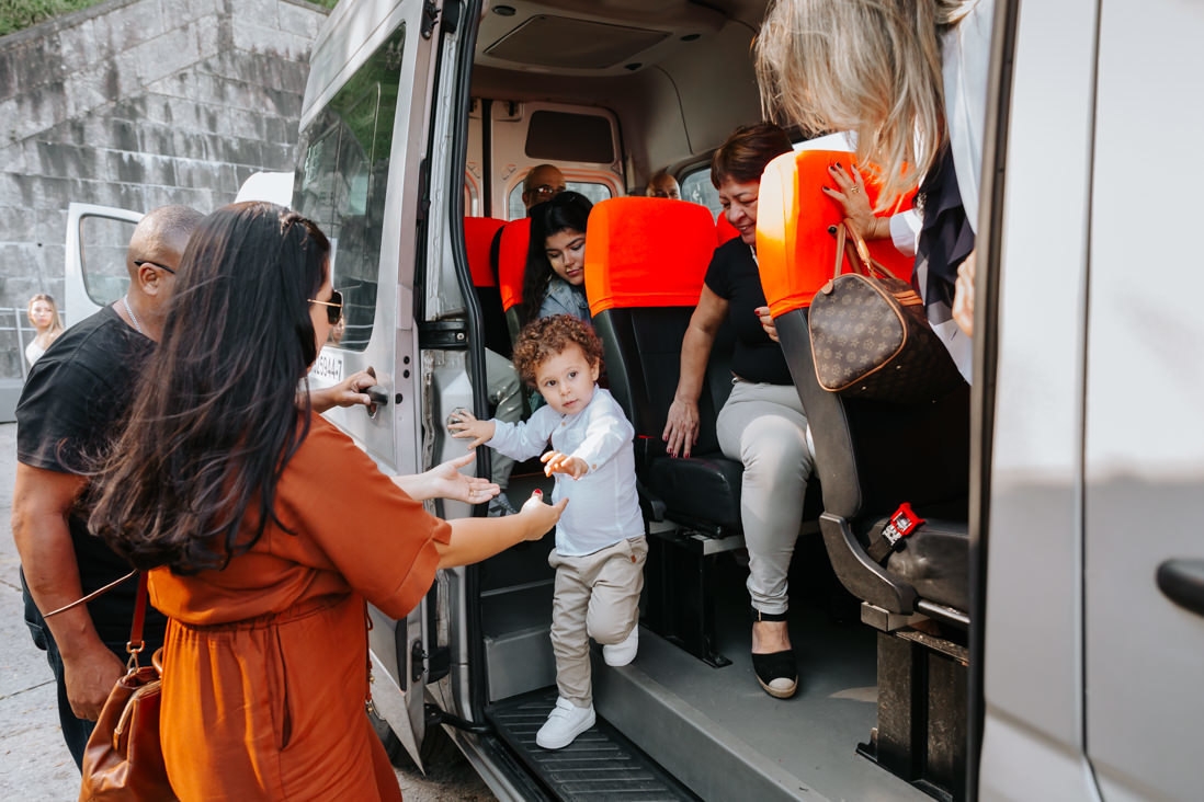 menino de 3 anos chegando de vam  com a familia no cristo redentor para o seu batismo