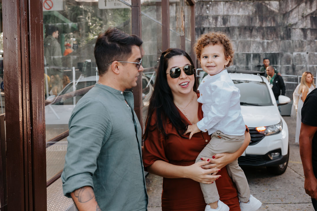 pais e filho no estacionamento do cristo redentor