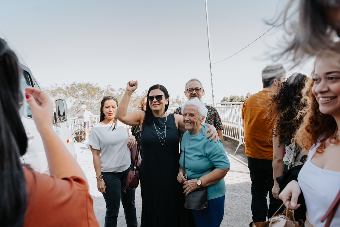 familia animada ao chegar no cristo redentor para o batizado de gustavo