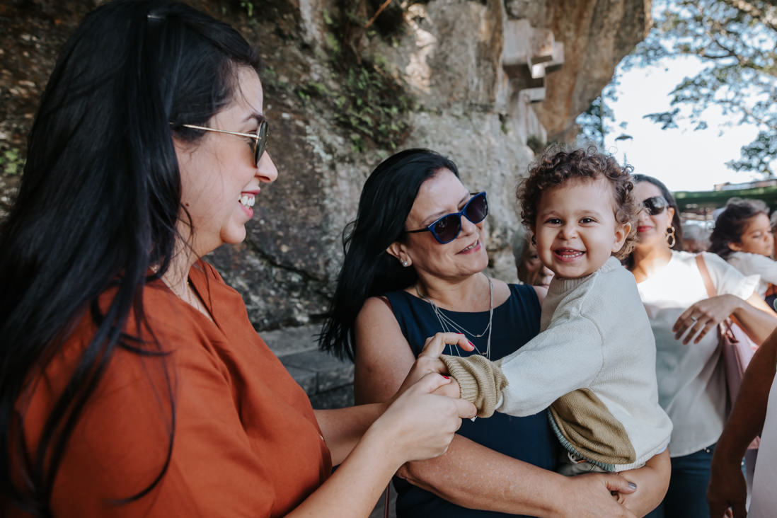 mae de gustavo a esquerda e gustavo no colo de sua avo na chegada ao cristo redentor