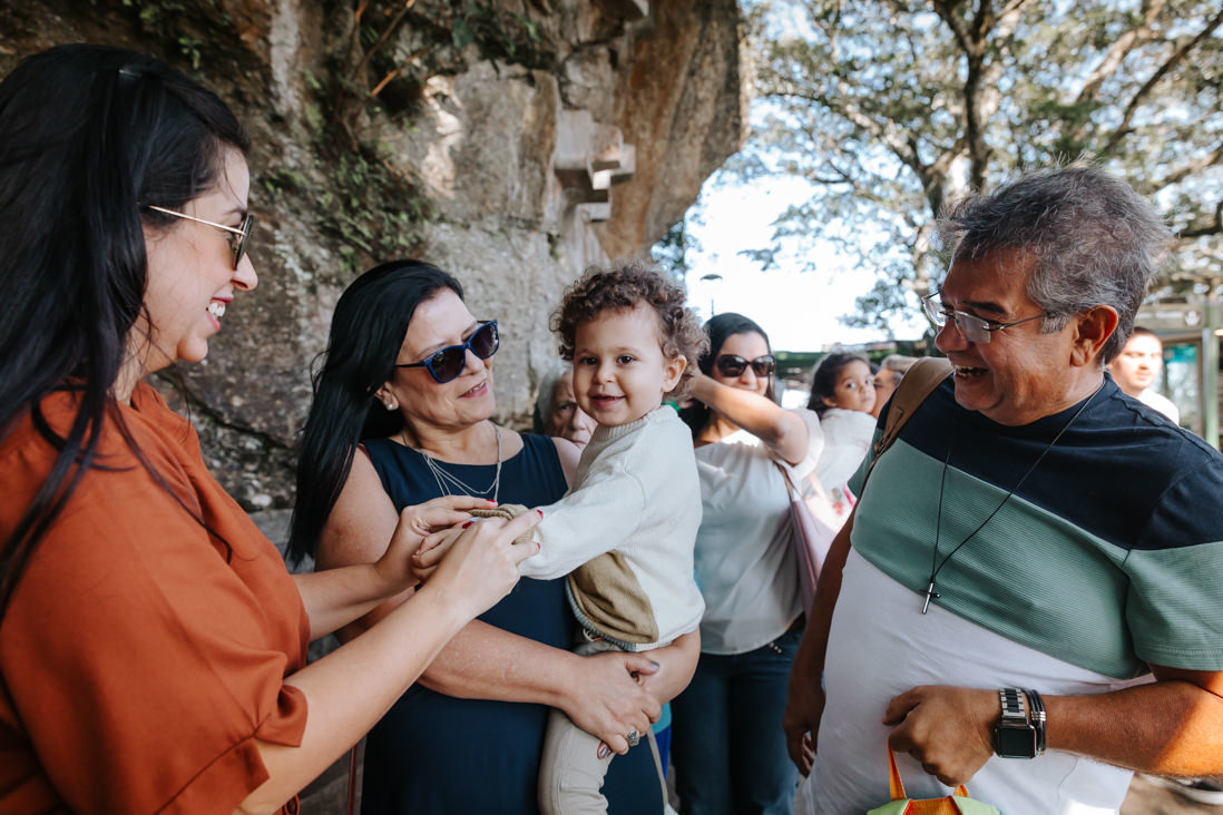 mae, gustavo de 3 anos  e avos de gustavo no dia do seu batizado no cristo redentor