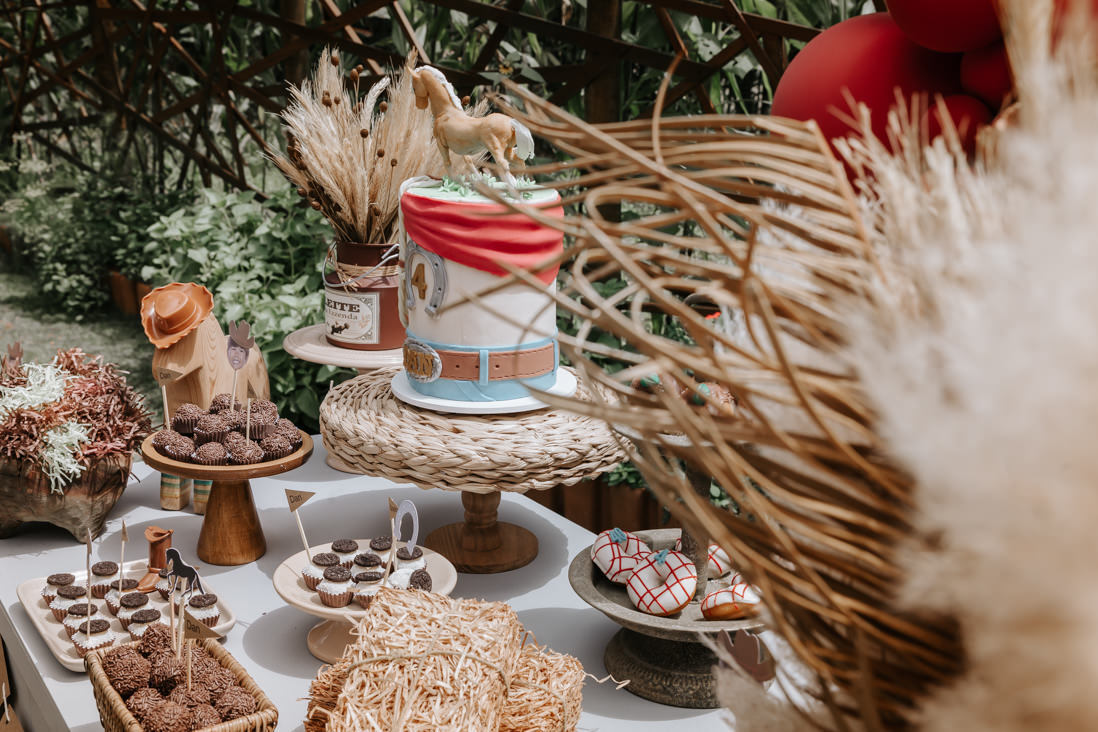 foto lateral da mesa do bolo tema cowboy da Festa infantil no Espaço Jamboo em Vargem Grande