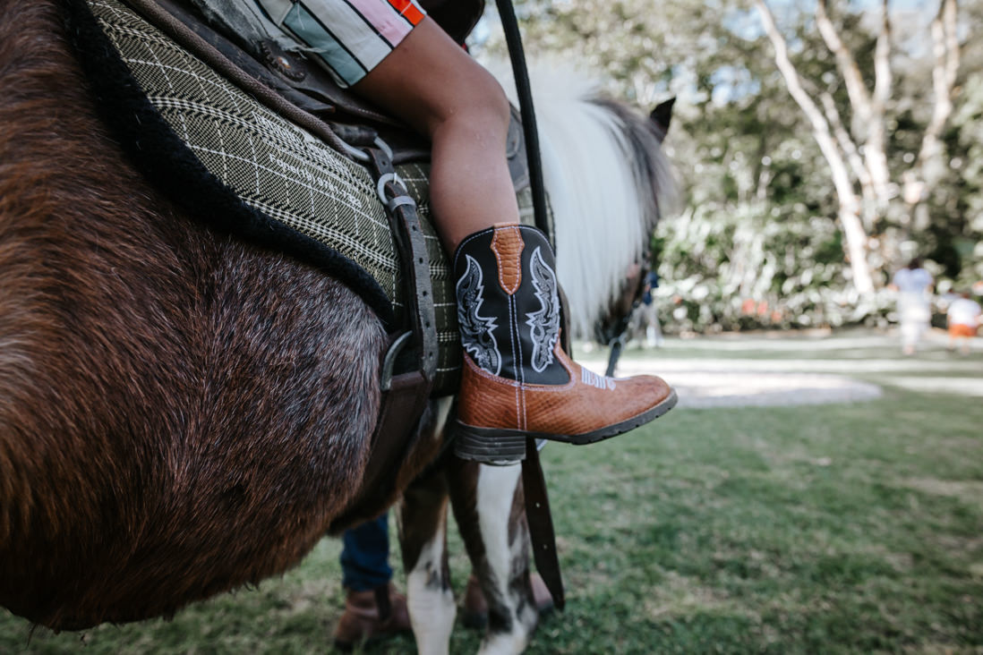 detalhe da bota de cowboy do aniversariante Dan em sua festa afetiva infantil no espaço jamboo no rj