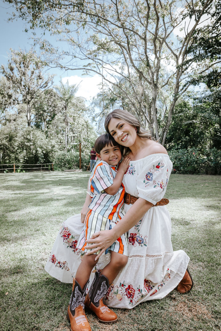mae agachada e filho de 4 anos em seu colo sorriem e posam para foto em festa de aniversario infantil no espaço jamboo em vargem grande no RJ