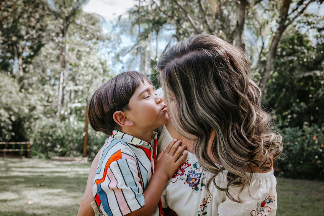 filho beija mae em sua festa de aniversario no jamboo em vargem grande rj