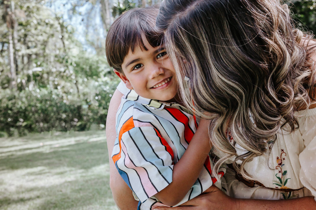 mae beija filho no rosto na sua festa de aniversario