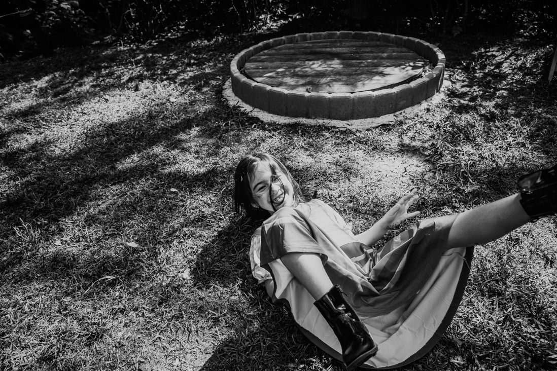 criança cai no chao durante brincadeira em festa infantil e gargalha