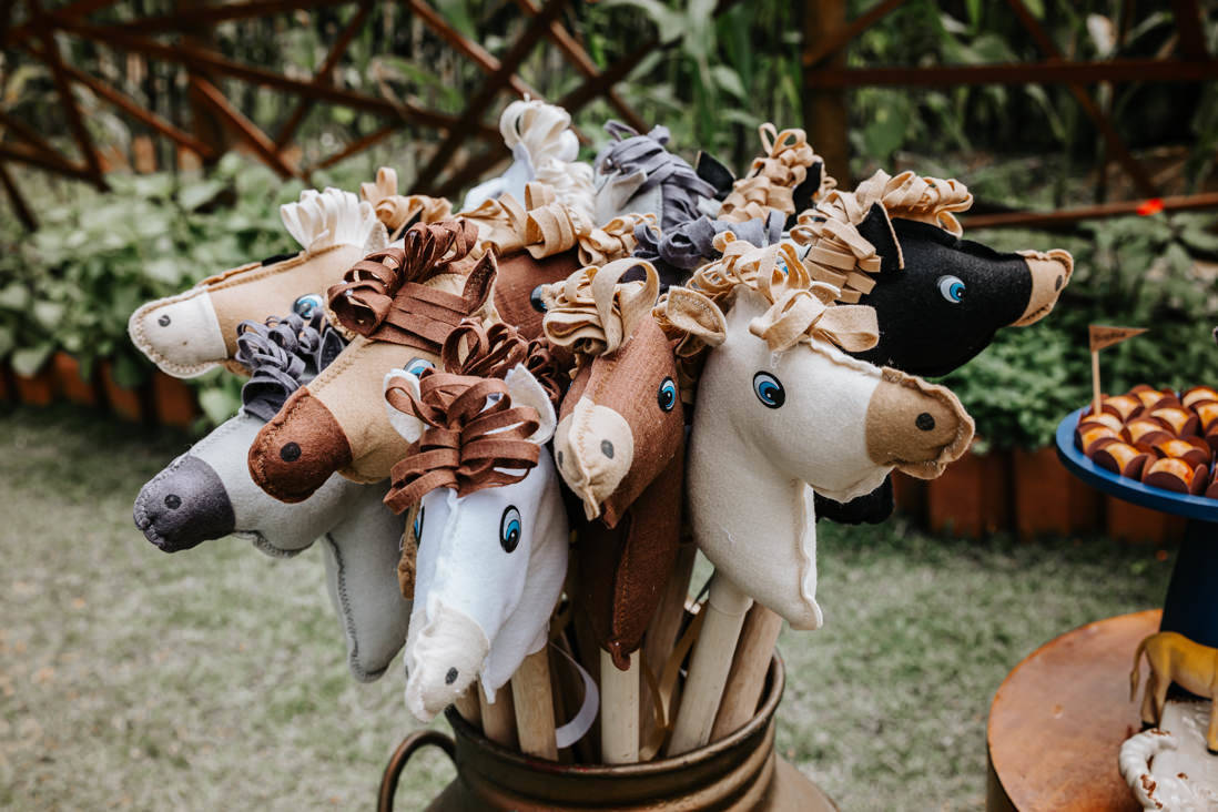 cavalinhos de feltro da decoração de  Festa infantil tema cowboy de menino no Espaço Jamboo em Vargem Grande