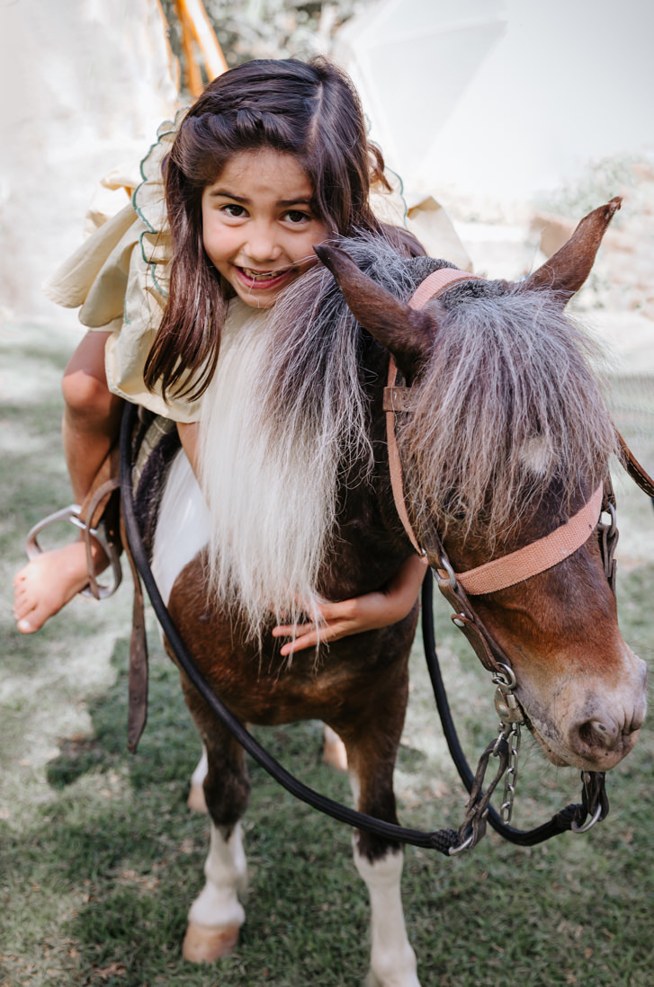 menina montada no ponei
