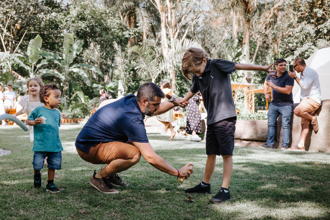 pai coloca repelente em seu filho durante festa infantil no espaço jamboo no rj