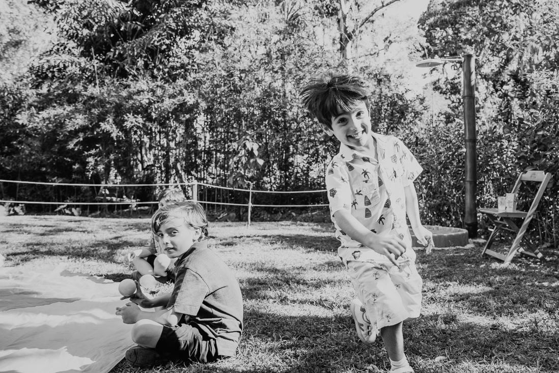 crianças correm em brincadeira de festa infantil no espaço jamboo no rj