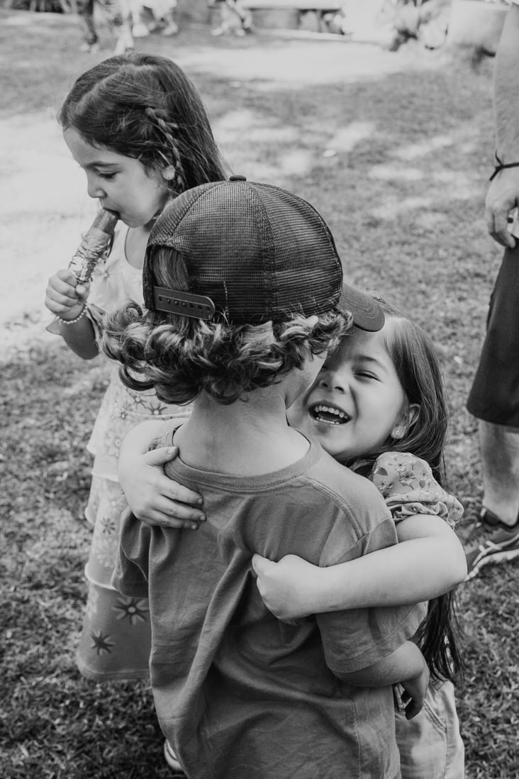 criança de 3 anos abraça forte menino de 5 anos