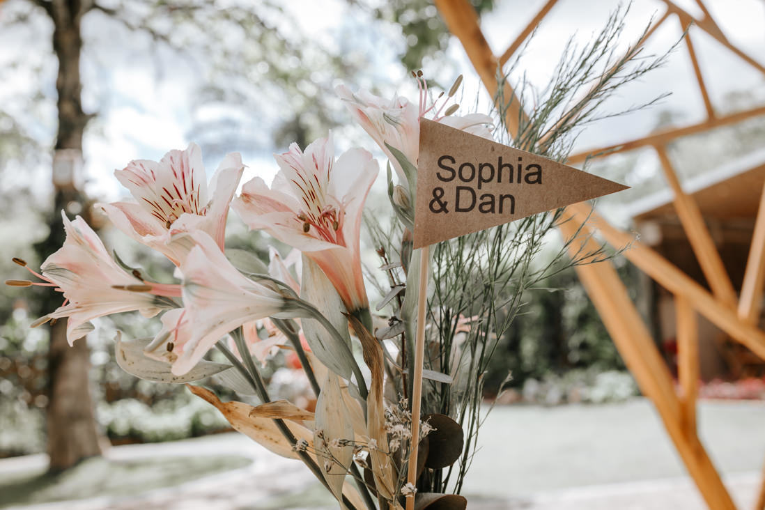 detalhe do enfeite de mesa de convidados de festa afetiva infantil no espaço jamboo em vargem grande rj